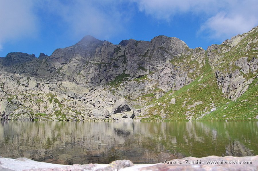 08 Il lago Piazzotti a pochi metri dal rifugio.JPG